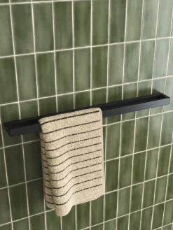 Best Andersen Furniture Håndklædestang Single 73,5 cm, Sort Bøg