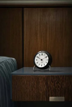 Arne Jacobsen Ure Og Vejrstationer > Roman Bordur m. Alarm ?11 cm, Sort/Hvid
