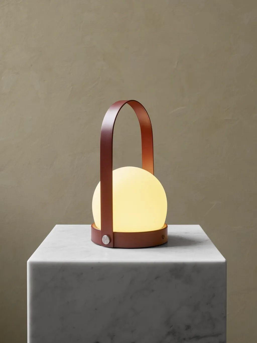 Audo Copenhagen Udendørs Bordlamper|Lamper Til Haven Og Terrassen > Carrie Trådløs Bordlampe H24.5 cm, Burned Red