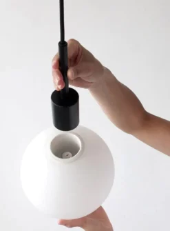 Audo Copenhagen TR Bulb Pendel ?20 cm, Mat Opal/Sort
