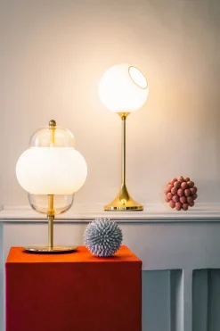 Hot Design By Us Shahin Bordlampe H43 cm, Opal/Messing