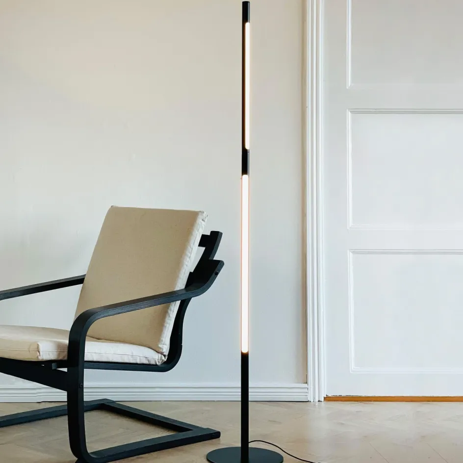 Dyberg Larsen Vagner Gulvlampe LED H150 cm, Sort