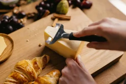 Fiskars Skæreredskaber > Essential Ostehøvl til Blød Ost 17 cm