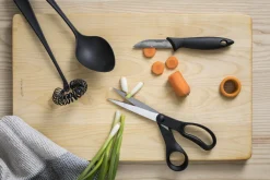 Fiskars Skæreredskaber > Essential Universalssaks 21 cm