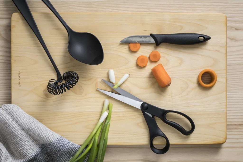 Fiskars Skæreredskaber > Essential Universalssaks 21 cm