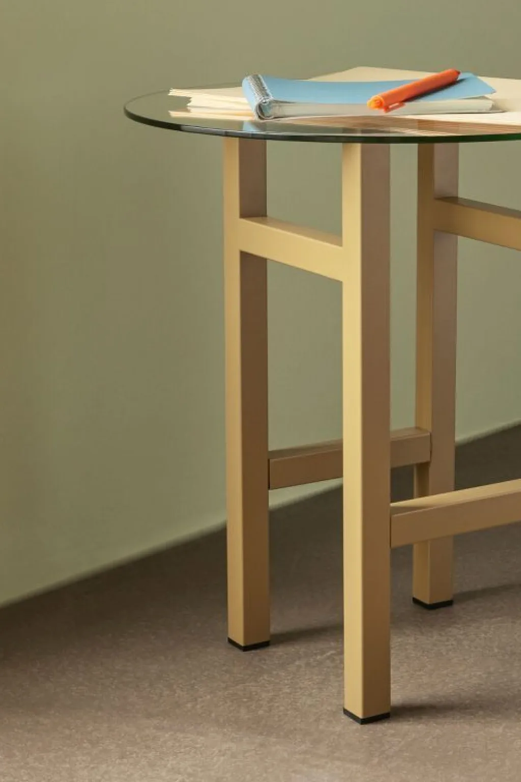 Hübsch Borde > Elevate Sidebord H44 cm, Klar/Olivengrøn