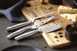 Holm Ostebræt m. 3 Knive, Rustfrit Stål/Akacietræ