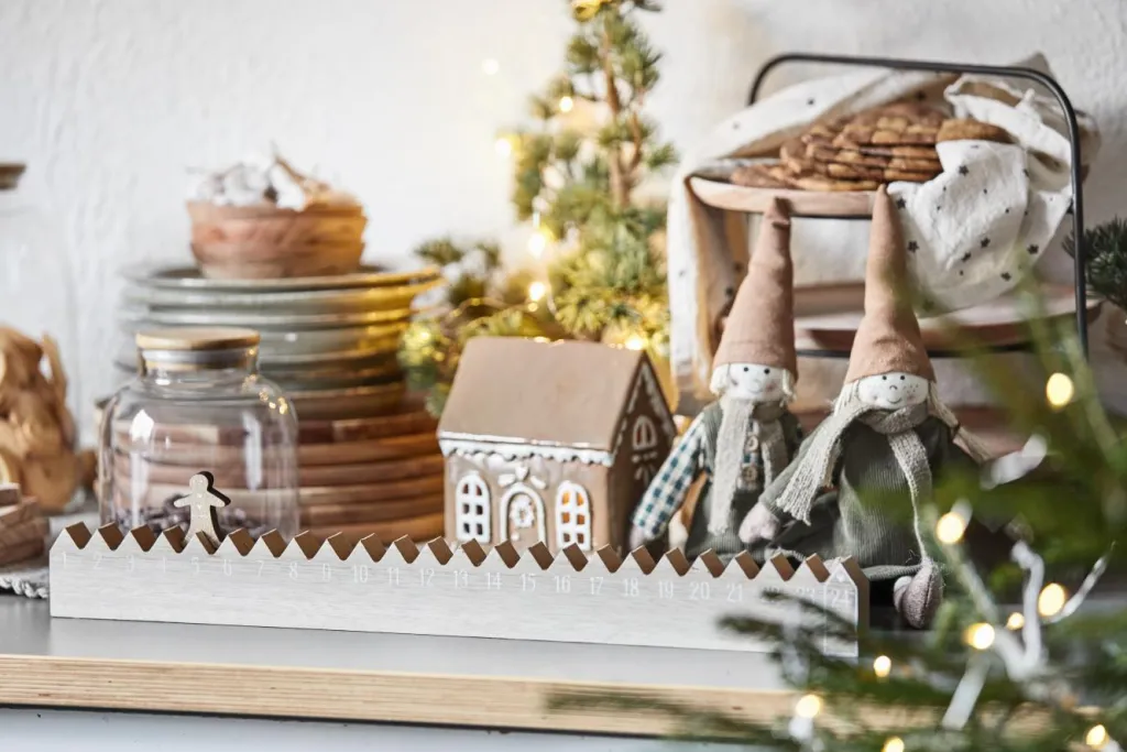 Hot Stillenat Lyshus Gingerbread Dørkrans H14 cm, Brun Lyshuse