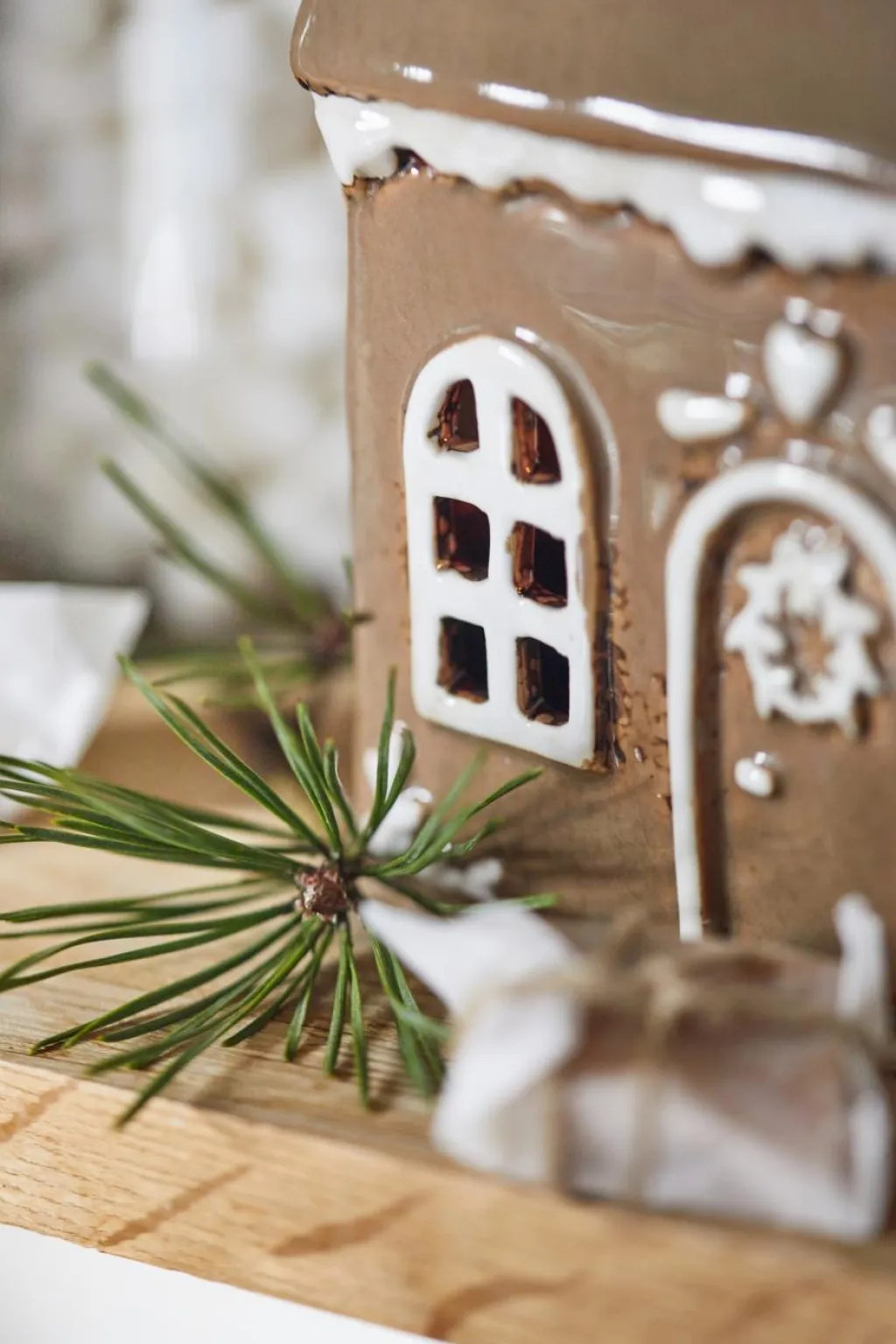 Hot Stillenat Lyshus Gingerbread Dørkrans H14 cm, Brun Lyshuse