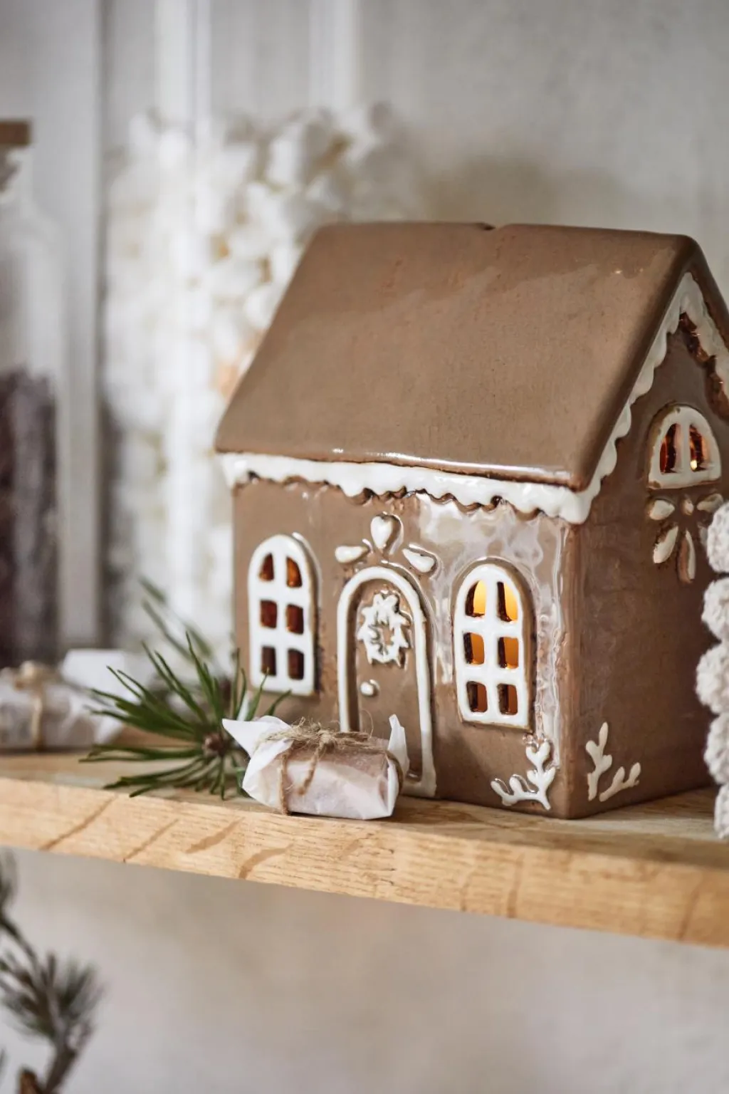 Hot Stillenat Lyshus Gingerbread Dørkrans H14 cm, Brun Lyshuse