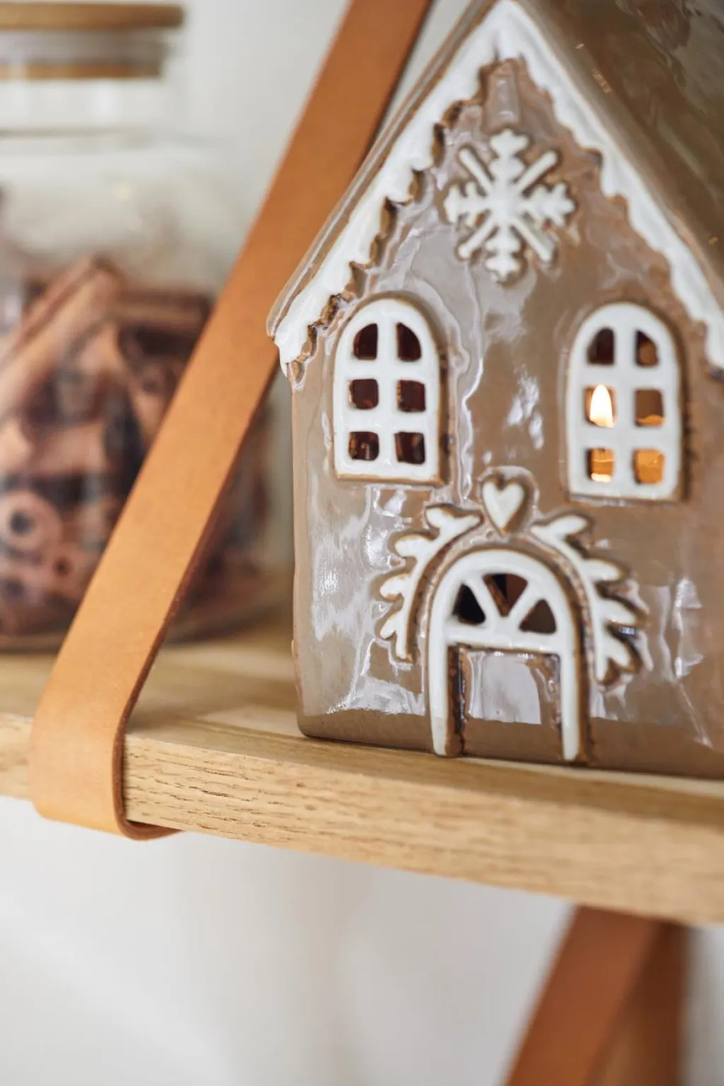 Ib Laursen Lyshuse > Stillenat Lyshus Gingerbread Snekrystal H14 cm, Brun