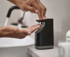 Joseph Joseph Badeværelse > Slim Compact Sæbepumpe, Sort