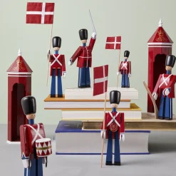 Kay Bojesen Denmark Stue|Træfigurer Og Figurer > Kay Bojesen Fanebærer , Malet Bøgetræ