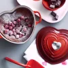 Le Creuset Gryder Og Kasseroller > Heart Gryde m. Hjerteformet Knop 20 cm/1,9 L, Cerise