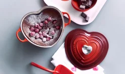 Le Creuset Gryder Og Kasseroller > Heart Gryde m. Hjerteformet Knop 20 cm/1,9 L, Cerise