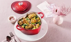 Le Creuset Gryder Og Kasseroller > Heart Gryde m. Hjerteformet Knop 20 cm/1,9 L, Cerise