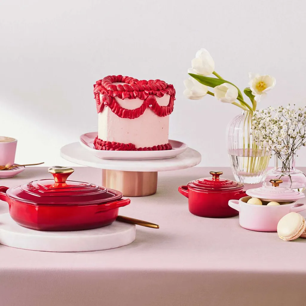 Le Creuset Gryder Og Kasseroller > Heart Signature Støbejernsbuffetgryde m. Hjerteformet Knop 20 cm/1,9 L,