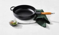 Online Le Creuset Signature Sauterpande m. Træhåndtag 28 cm, Matte Black