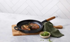 Outlet Le Creuset Signature Støbejernspande m. Træhåndtag 28 cm, Black