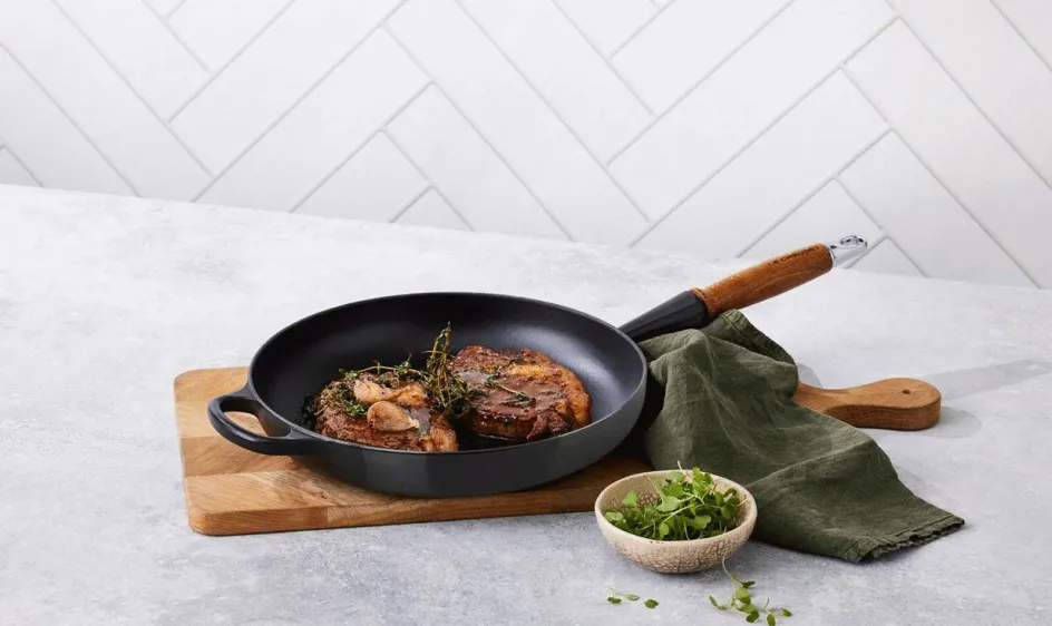 Outlet Le Creuset Signature Støbejernspande m. Træhåndtag 28 cm, Black