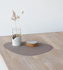 Clearance Lind DNA Curve Recycled Læder Dækkeserviet 37x44 cm, Nupo Clay Brown