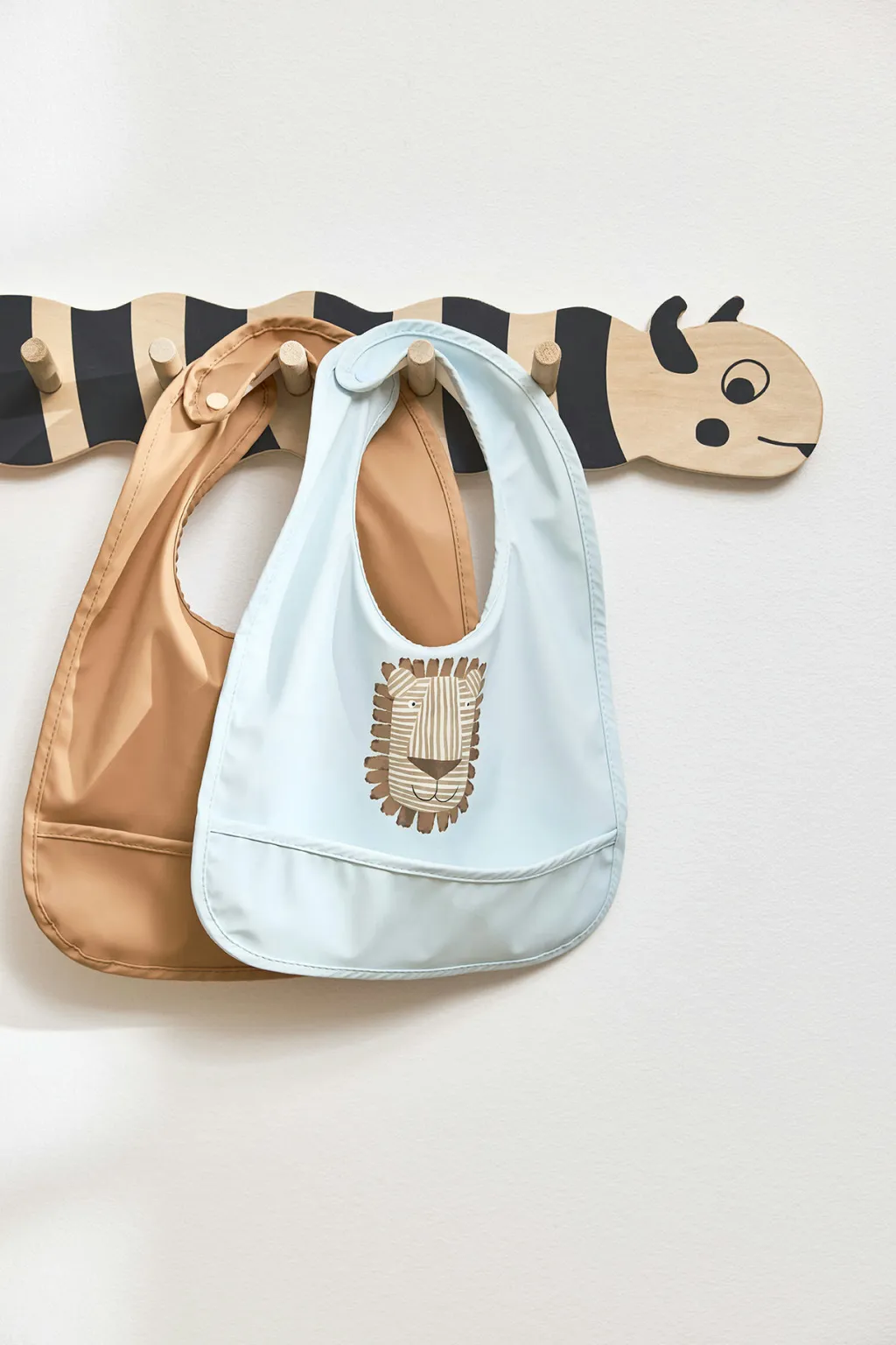 Børn OYOY Mini Hagesmække Og Savlesmække|Hagesmække > Hagesmæk Lobo Lion 2 stk. 34 cm, Caramel/Ice Blue