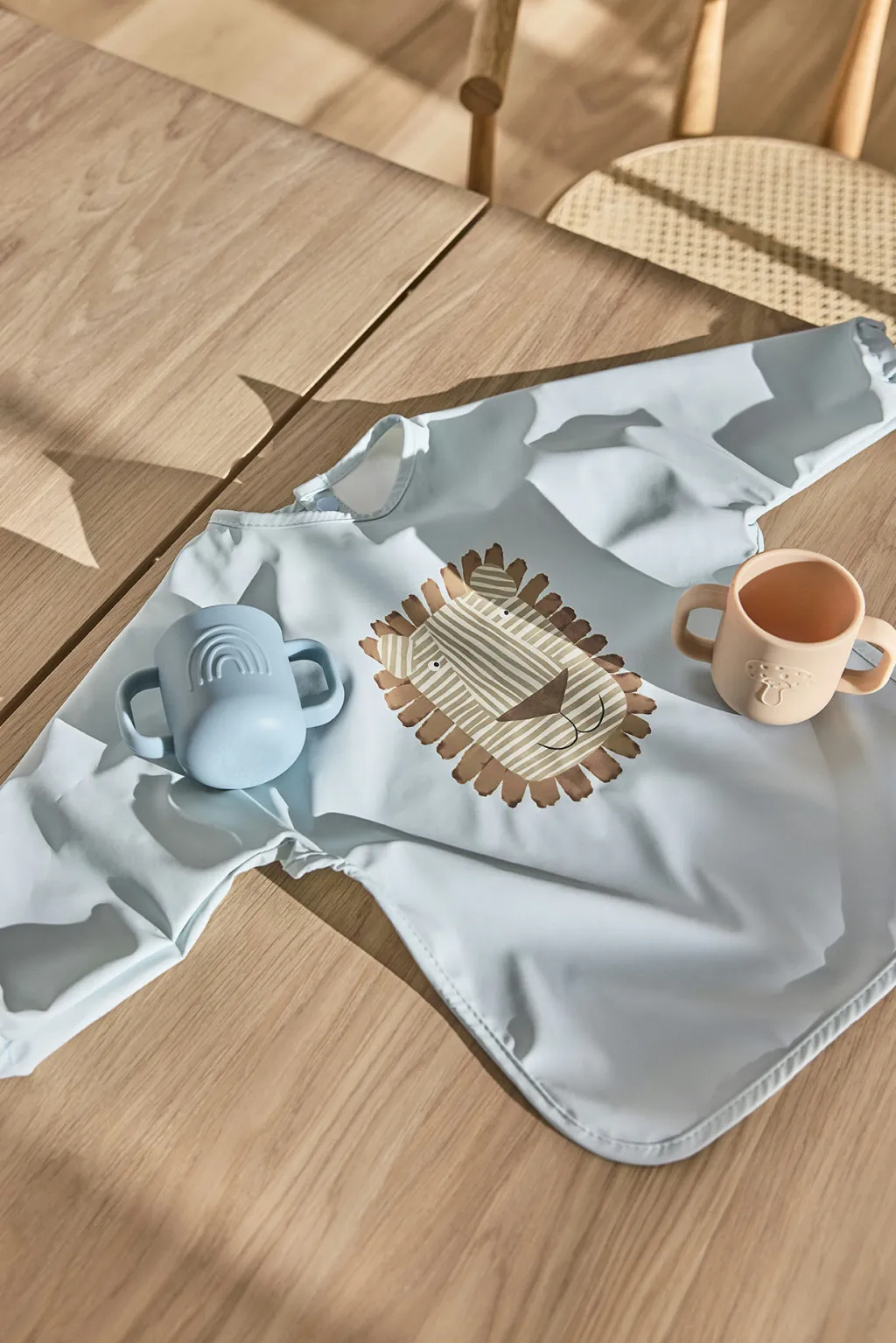 Børn OYOY Mini Hagesmække Og Savlesmække|Hagesmække > Langærmet Hagesmæk Lobo Lion 74 cm