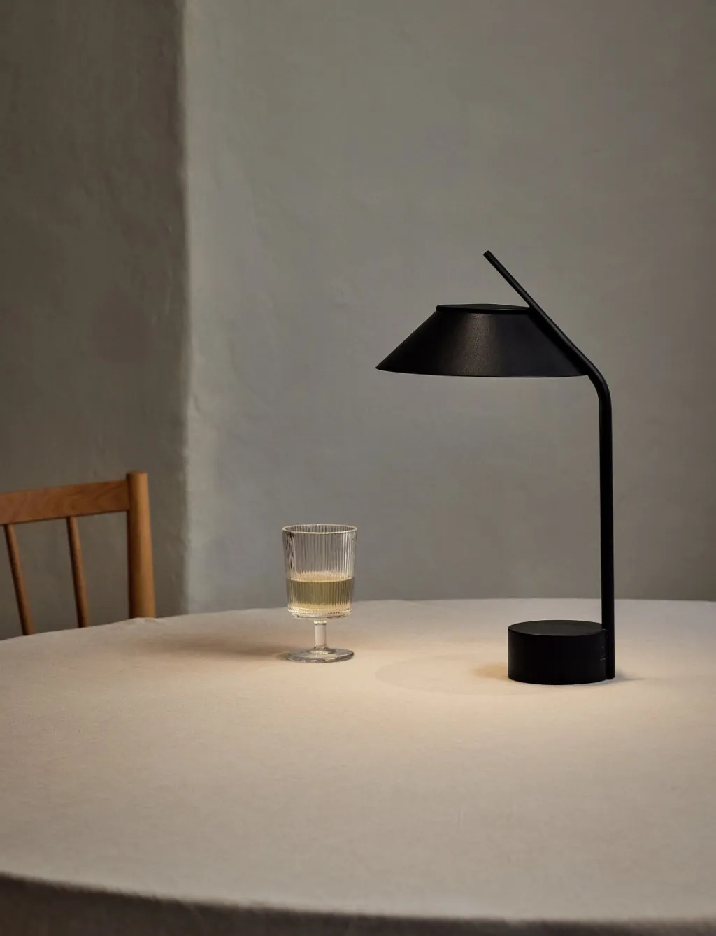 Stelton Lamper Til Haven Og Terrassen|Bedlamper Og Havelamper > Vinkel Trådløs Lampe LED H41,5 cm, Sort