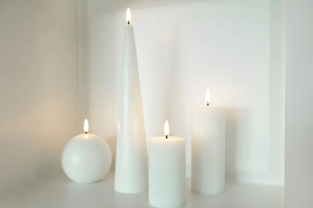 Online Bloklys m. Riller LED ?5,8xH15 cm, Stearinlys|Led Stearinlys