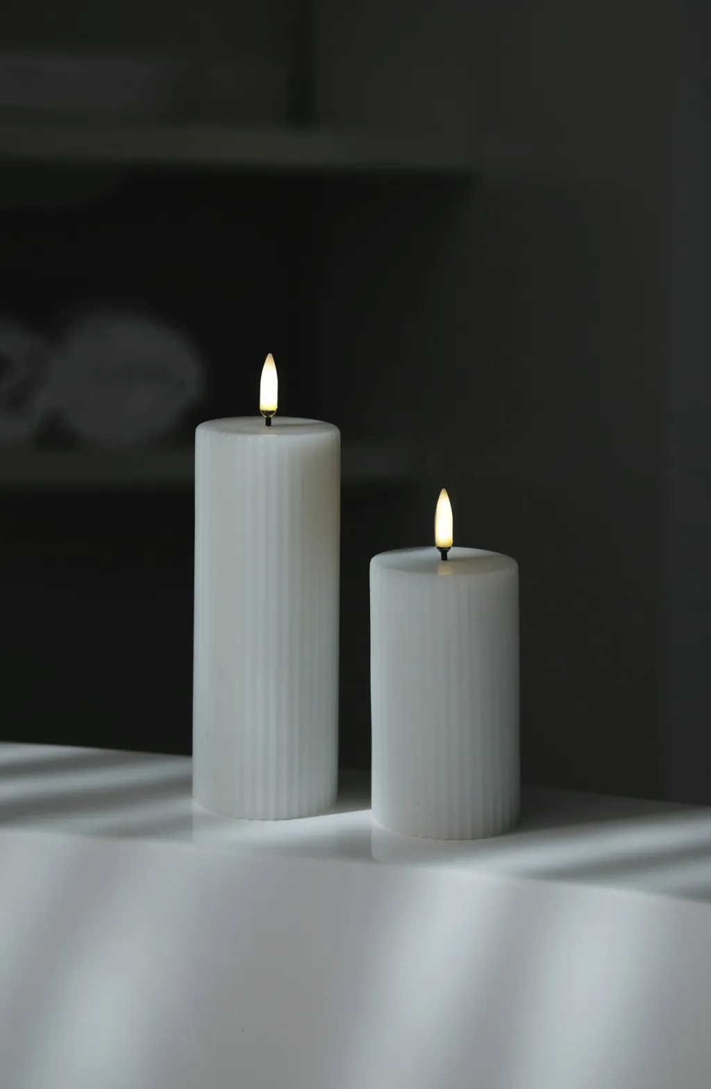 Online Bloklys m. Riller LED ?5,8xH15 cm, Stearinlys|Led Stearinlys